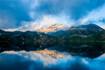Foto de un lago con montañas al fondo