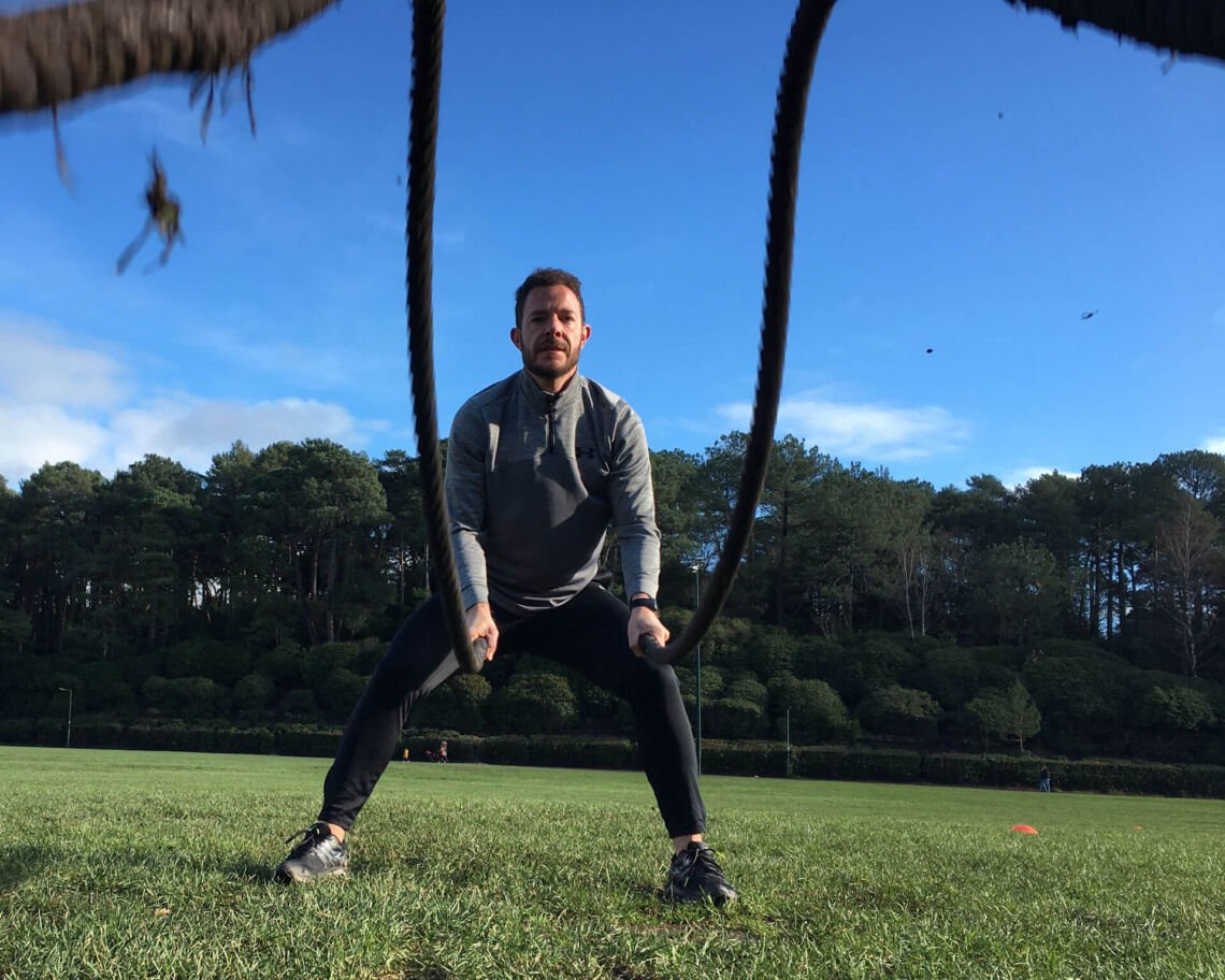 Foto de Manu haciendo ejercicio con cuerdas