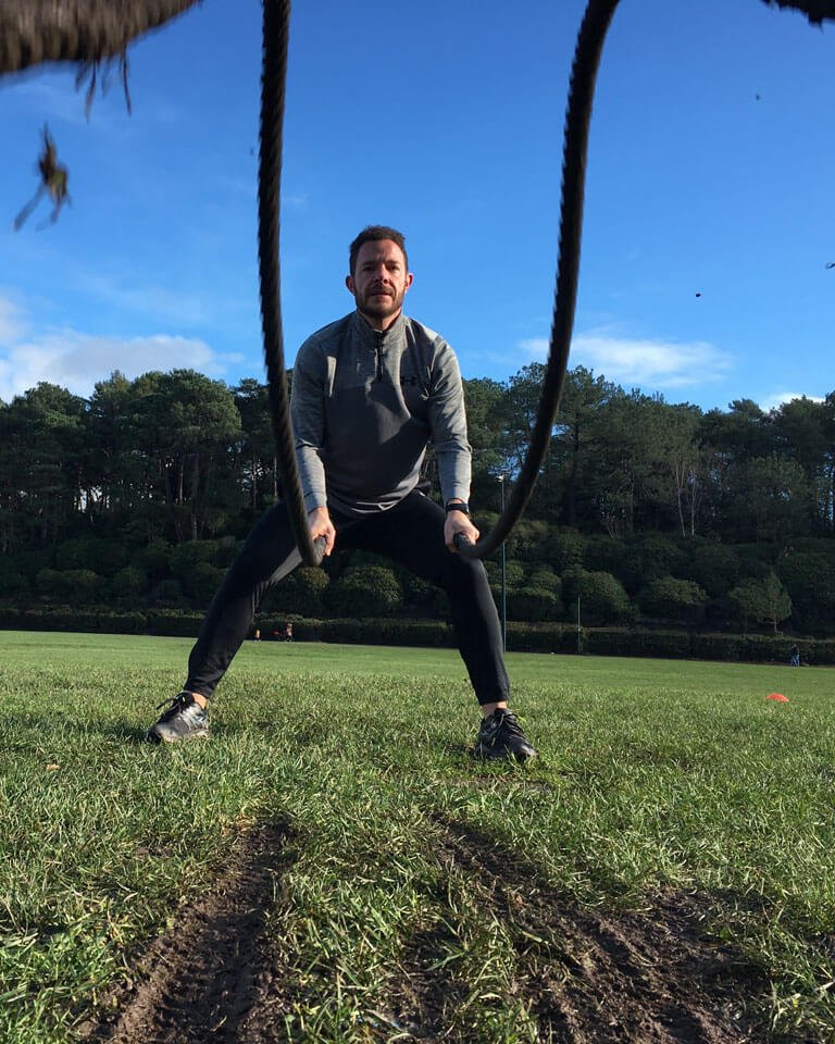 Foto de Manu haciendo ejercicio con cuerdas